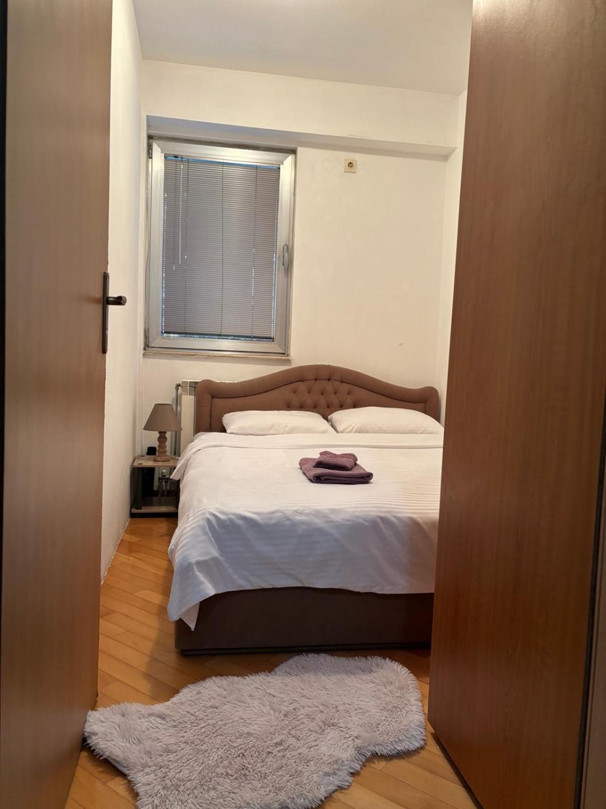 Lovely Square Apartment Purple Velvet Skopje Room photo