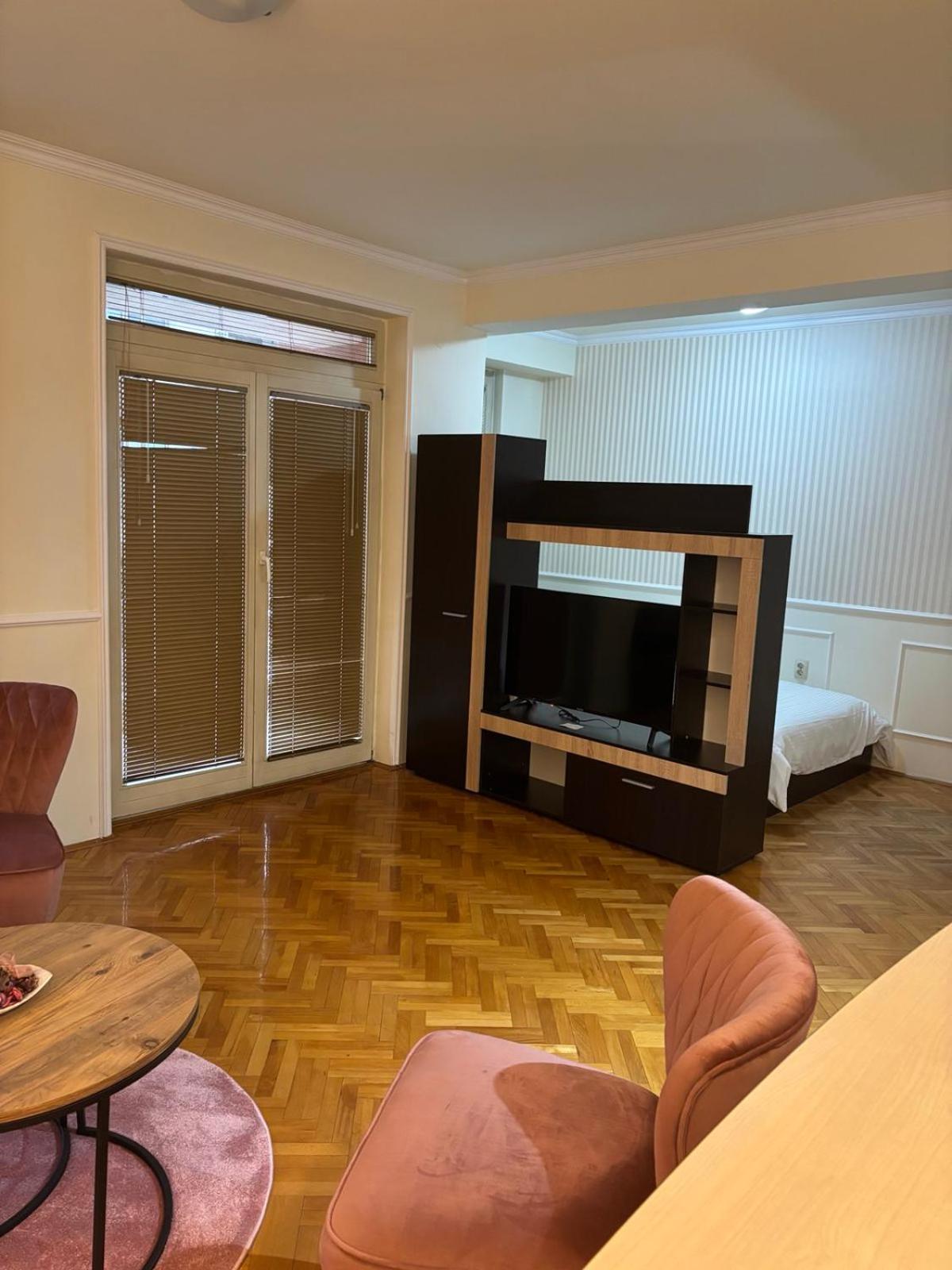 Lovely Square Apartment Purple Velvet Skopje Room photo